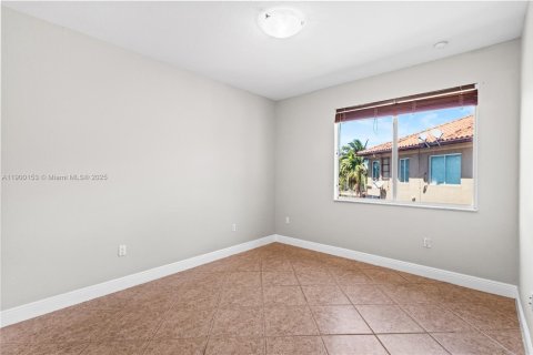 House in Miami, Florida 5 bedrooms, 291.43 sq.m. № 1952670 - photo 20