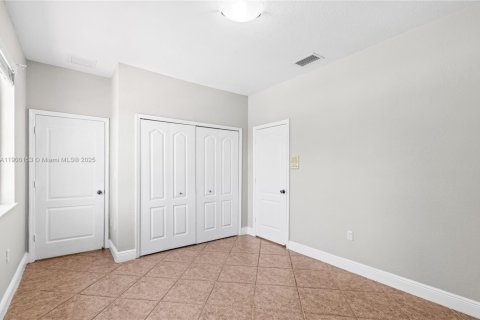 House in Miami, Florida 5 bedrooms, 291.43 sq.m. № 1952670 - photo 22