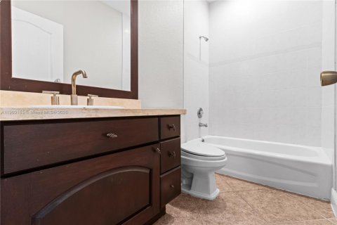House in Miami, Florida 5 bedrooms, 291.43 sq.m. № 1952670 - photo 23