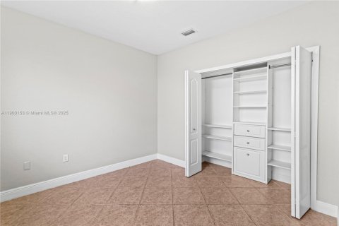 House in Miami, Florida 5 bedrooms, 291.43 sq.m. № 1952670 - photo 24