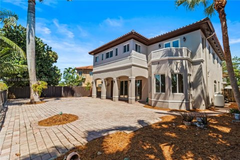 House in Miami, Florida 5 bedrooms, 291.43 sq.m. № 1952670 - photo 30