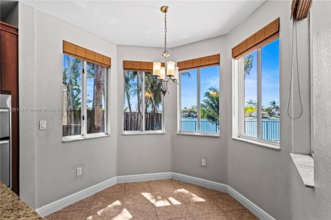 House in Miami, Florida 5 bedrooms, 291.43 sq.m. № 1952670 - photo 8