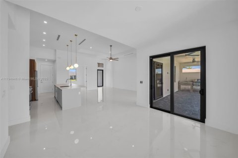 House in Cape Coral, Florida 4 bedrooms, 173.54 sq.m. № 1695280 - photo 10