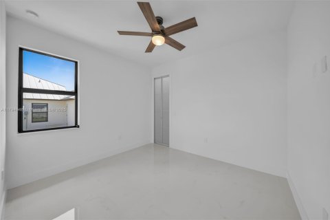 House in Cape Coral, Florida 4 bedrooms, 173.54 sq.m. № 1695280 - photo 20