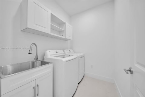 House in Cape Coral, Florida 4 bedrooms, 173.54 sq.m. № 1695280 - photo 23