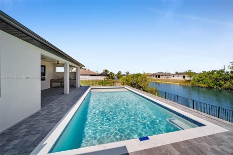 House in Cape Coral, Florida 4 bedrooms, 173.54 sq.m. № 1695280 - photo 1