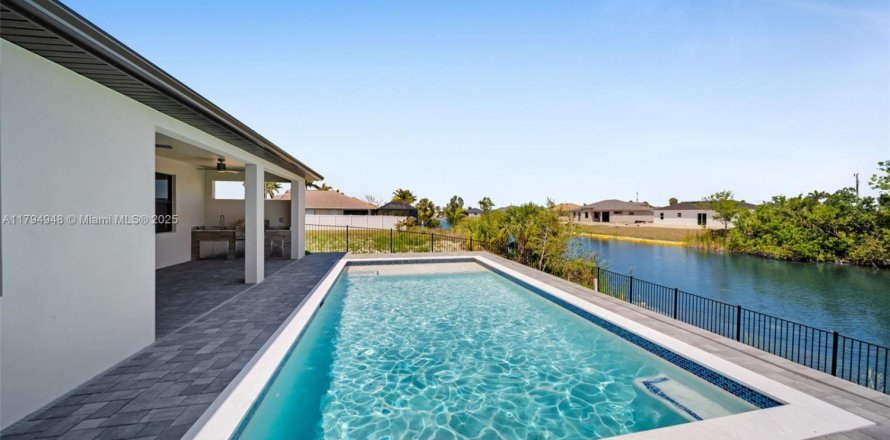 House in Cape Coral, Florida 4 bedrooms, 173.54 sq.m. № 1695280