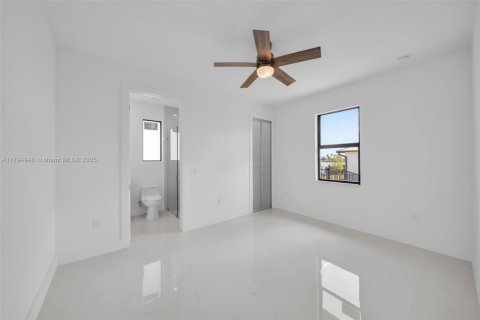 House in Cape Coral, Florida 4 bedrooms, 173.54 sq.m. № 1695280 - photo 19