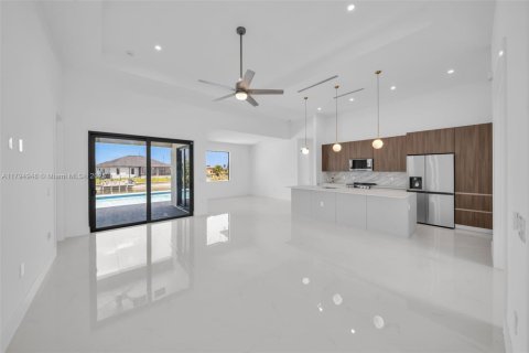 House in Cape Coral, Florida 4 bedrooms, 173.54 sq.m. № 1695280 - photo 5