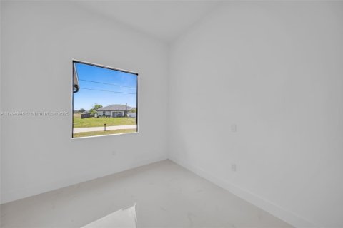 House in Cape Coral, Florida 4 bedrooms, 173.54 sq.m. № 1695280 - photo 27