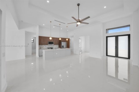 House in Cape Coral, Florida 4 bedrooms, 173.54 sq.m. № 1695280 - photo 9
