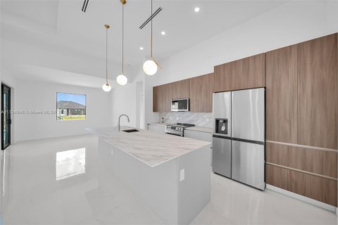 House in Cape Coral, Florida 4 bedrooms, 173.54 sq.m. № 1695280 - photo 6