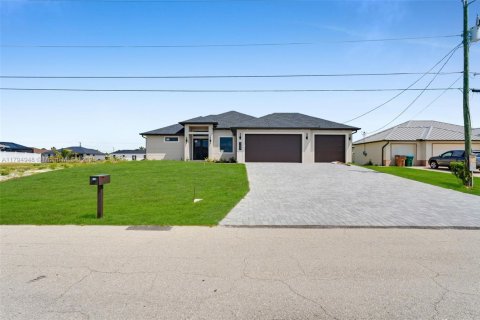 House in Cape Coral, Florida 4 bedrooms, 173.54 sq.m. № 1695280 - photo 3