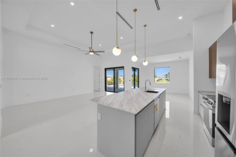 House in Cape Coral, Florida 4 bedrooms, 173.54 sq.m. № 1695280 - photo 11
