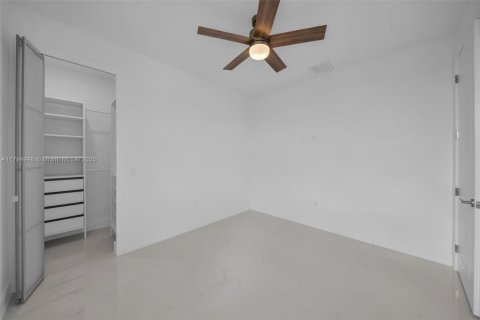 House in Cape Coral, Florida 4 bedrooms, 173.54 sq.m. № 1695280 - photo 17