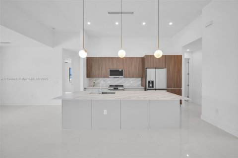 House in Cape Coral, Florida 4 bedrooms, 173.54 sq.m. № 1695280 - photo 4