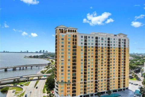 Condo in Tampa, Florida, 2 bedrooms  № 1751256 - photo 1