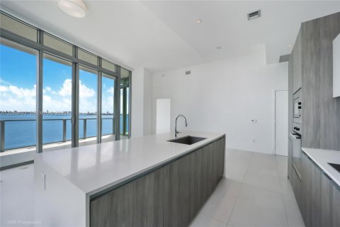 Condominio en Miami, Florida, 3 dormitorios  № 2394466