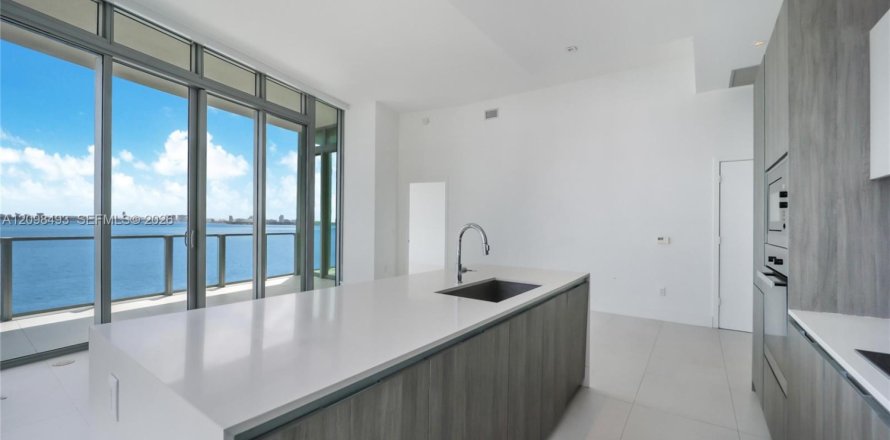 Condominio en Miami, Florida, 3 dormitorios  № 2394466