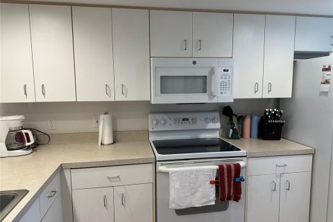 Condo in Rotonda, Florida, 2 bedrooms  № 681514 - photo 5