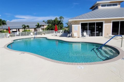 Condo in Rotonda, Florida, 2 bedrooms  № 681514 - photo 30