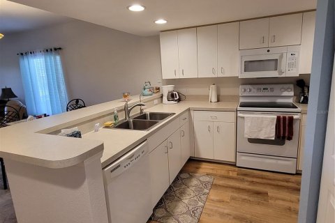 Condo in Rotonda, Florida, 2 bedrooms  № 681514 - photo 4