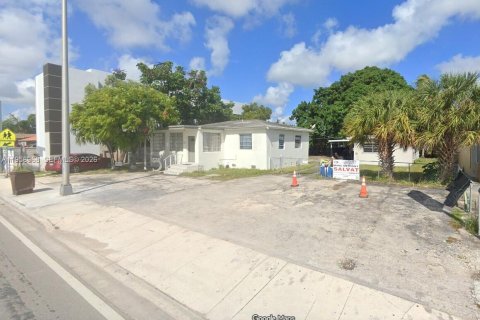 House in Hialeah, Florida 5 bedrooms, 111.85 sq.m. № 2080591