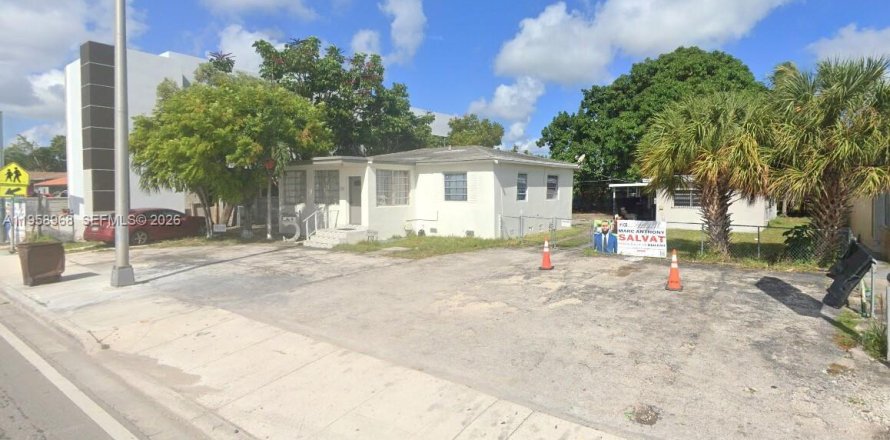 House in Hialeah, Florida 5 bedrooms, 111.85 sq.m. № 2080591