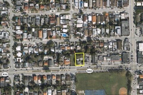 House in Hialeah, Florida 5 bedrooms, 111.85 sq.m. № 2080591 - photo 2
