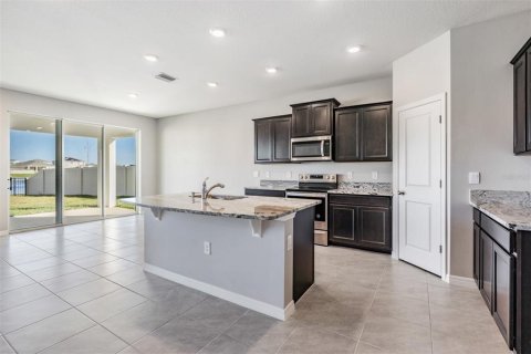 House in Wesley Chapel, Florida 4 bedrooms, 256.04 sq.m. № 1833010 - photo 2