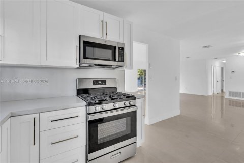 Villa ou maison à louer à Miami, Floride: 3 chambres, 190.64 m2 № 1983120 - photo 30