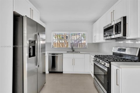 Villa ou maison à louer à Miami, Floride: 3 chambres, 190.64 m2 № 1983120 - photo 27