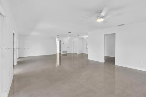Villa ou maison à louer à Miami, Floride: 3 chambres, 190.64 m2 № 1983120 - photo 25