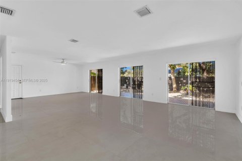 Villa ou maison à louer à Miami, Floride: 3 chambres, 190.64 m2 № 1983120 - photo 20