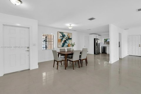 Villa ou maison à louer à Miami, Floride: 3 chambres, 190.64 m2 № 1983120 - photo 17