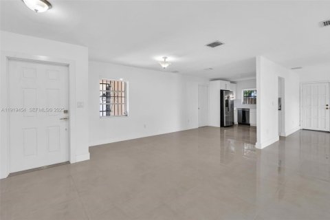 Villa ou maison à louer à Miami, Floride: 3 chambres, 190.64 m2 № 1983120 - photo 18