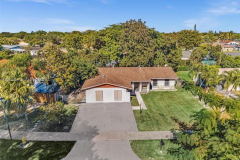 Villa ou maison à louer à Miami, Floride: 3 chambres, 190.64 m2 № 1983120 - photo 2