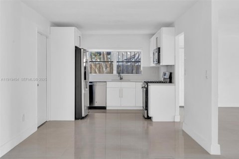 Villa ou maison à louer à Miami, Floride: 3 chambres, 190.64 m2 № 1983120 - photo 16