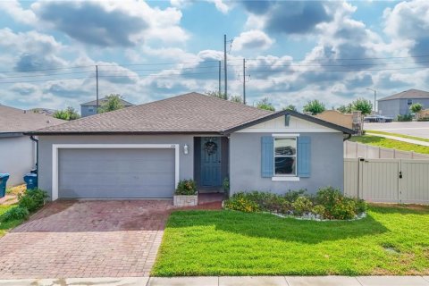 House in Haines City, Florida 4 bedrooms, 183.76 sq.m. № 1680434 - photo 1