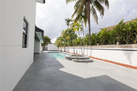 House in Miami, Florida 6 bedrooms № 1692105 - photo 12