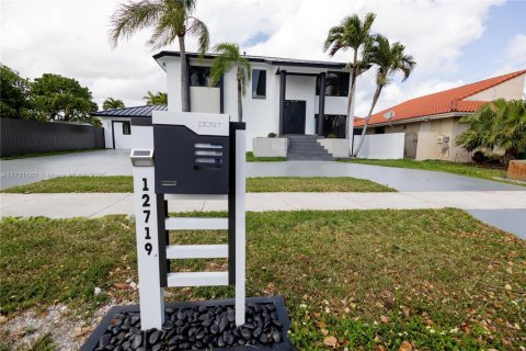 House in Miami, Florida 6 bedrooms № 1692105 - photo 3