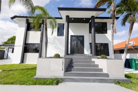 House in Miami, Florida 6 bedrooms № 1692105 - photo 4