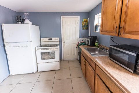 Commercial property in Miami, Florida 196.86 sq.m. № 1715222 - photo 12