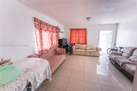 Commercial property in Miami, Florida 196.86 sq.m. № 1715222 - photo 2