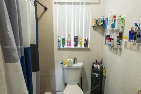 Commercial property in Miami, Florida 196.86 sq.m. № 1715222 - photo 10