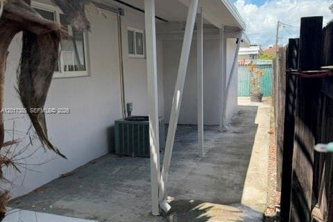 House in Miami, Florida 3 bedrooms, 81.75 sq.m. № 2265971 - photo 17
