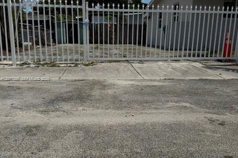 House in Miami, Florida 3 bedrooms, 81.75 sq.m. № 2265971 - photo 15