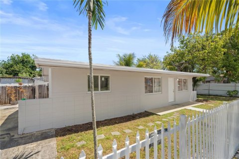House in Miami, Florida 3 bedrooms, 81.75 sq.m. № 2265971 - photo 2