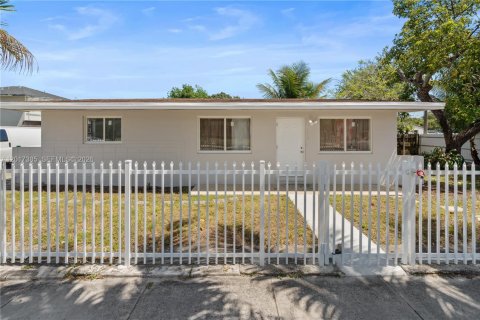House in Miami, Florida 3 bedrooms, 81.75 sq.m. № 2265971
