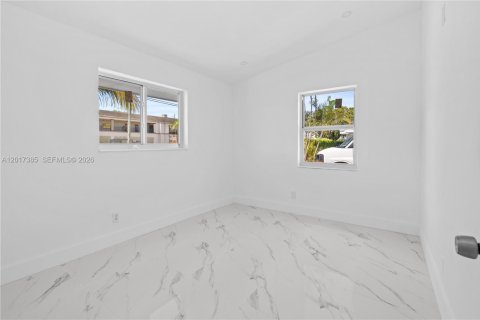 House in Miami, Florida 3 bedrooms, 81.75 sq.m. № 2265971 - photo 12